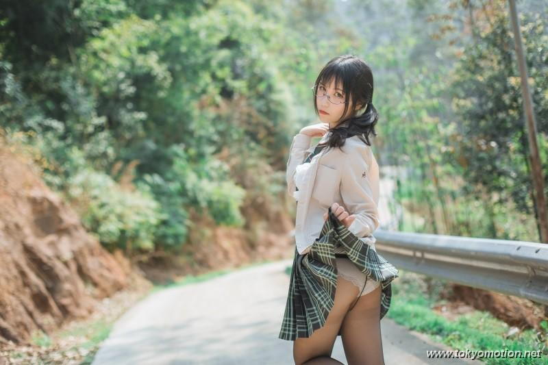 可愛すぎる素人眼鏡女子のセクシー画像（15）