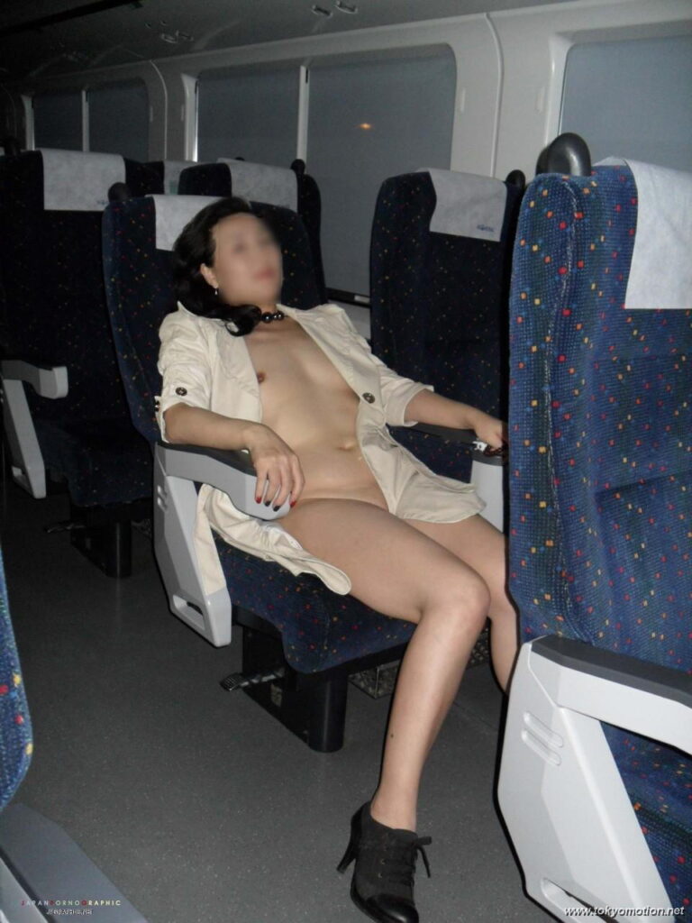 韓国素人が屋内で露出しているエロ画像（9）