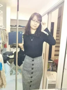 眼鏡をかけた素人熟女の自撮りエロ画像