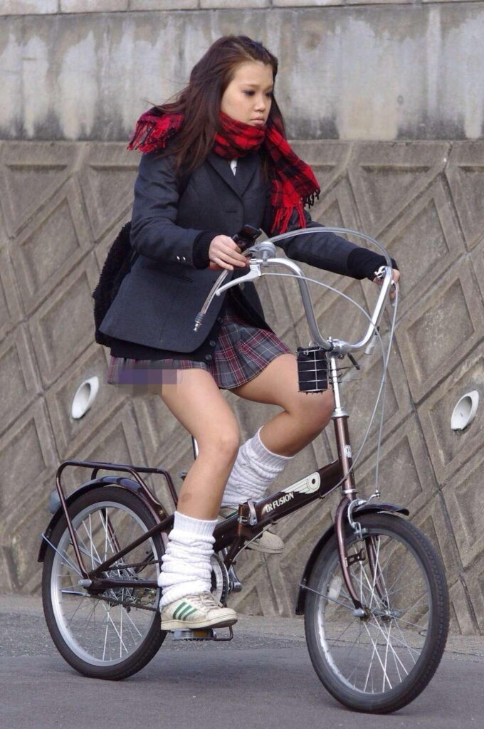 【素人】サドルにまたがる女子高生がエロすぎるｗ【エロ画像】（24）