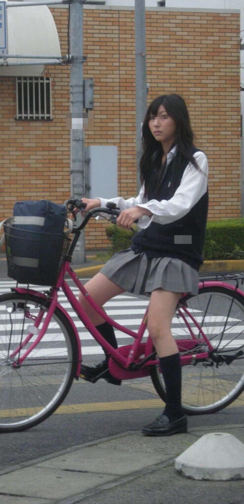 【素人】サドルにまたがる女子高生がエロすぎるｗ【エロ画像】（82）