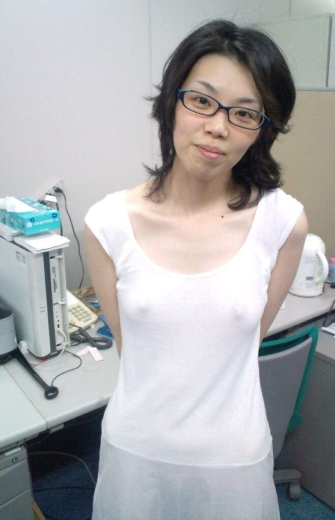 地味眼鏡素人の露出エロ画像20230813124917