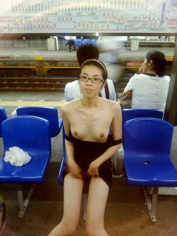 地味眼鏡素人の露出エロ画像20230813124938