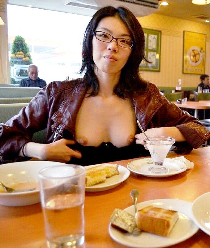地味眼鏡素人の露出エロ画像20230813125046