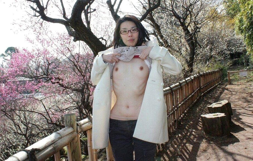地味眼鏡素人の露出エロ画像20230813125111