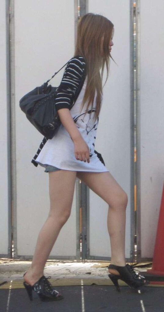 白ギャルの美脚エロ画像20230820113338