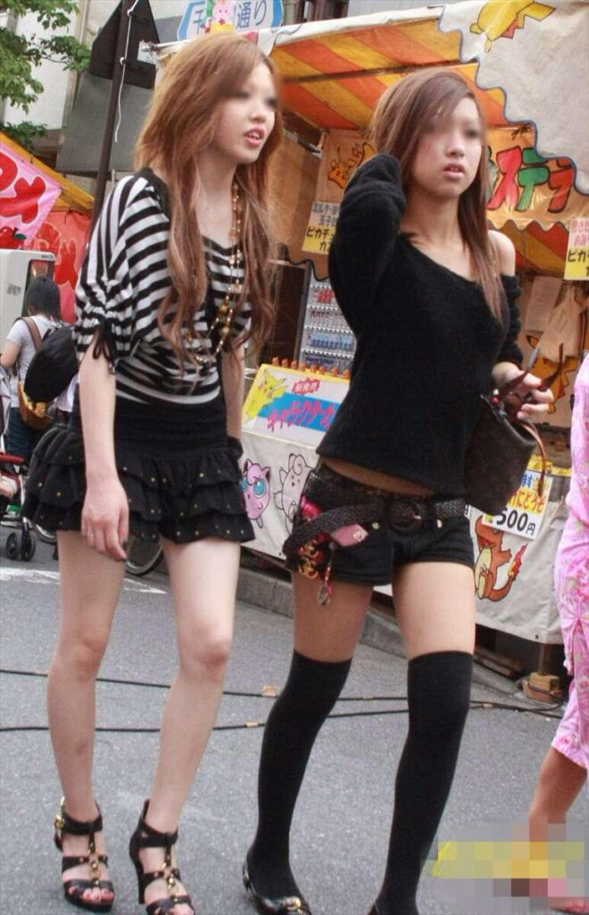 白ギャルの美脚エロ画像20230820120850