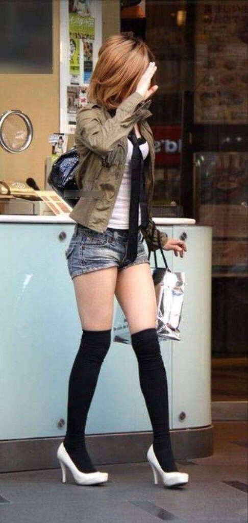 白ギャルの美脚エロ画像20230820121317