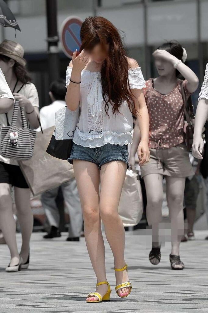 白ギャルの美脚エロ画像20230820122010