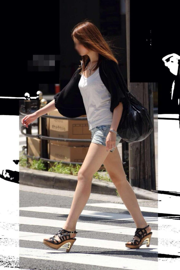 白ギャルの美脚エロ画像20230820122213