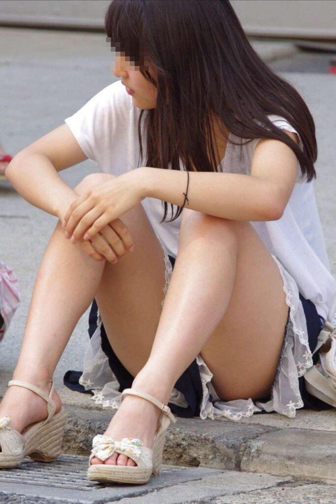 【神】パンチラしてる素人を激写！！【エロ画像】（30）