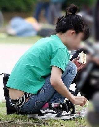 【神】パンチラしてる素人を激写！！【エロ画像】（43）