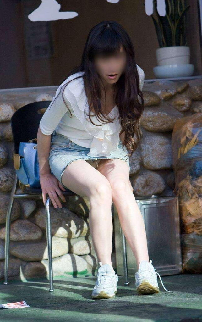 【神】パンチラしてる素人を激写！！【エロ画像】（7）