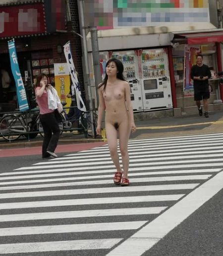 【素人】通行人がいてもお構いなしの全裸露出【エロ画像】（8）