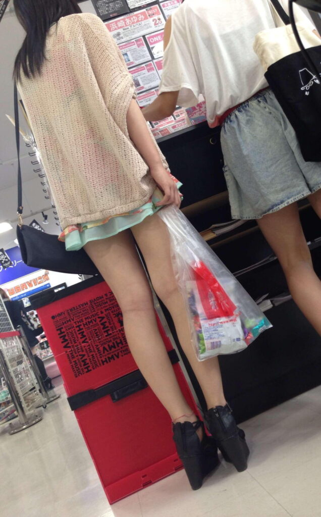 【街撮り】素人の美脚がめちゃ抜ける【エロ画像】（48）