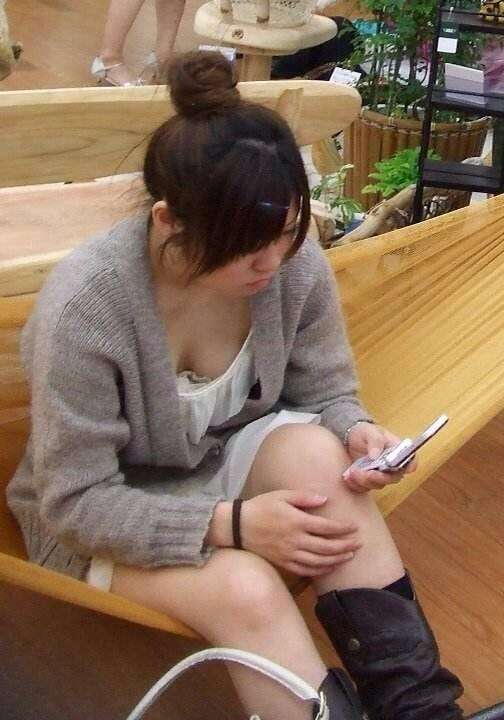 【素人】ふとした瞬間の胸チラお宝エロ画像（2）