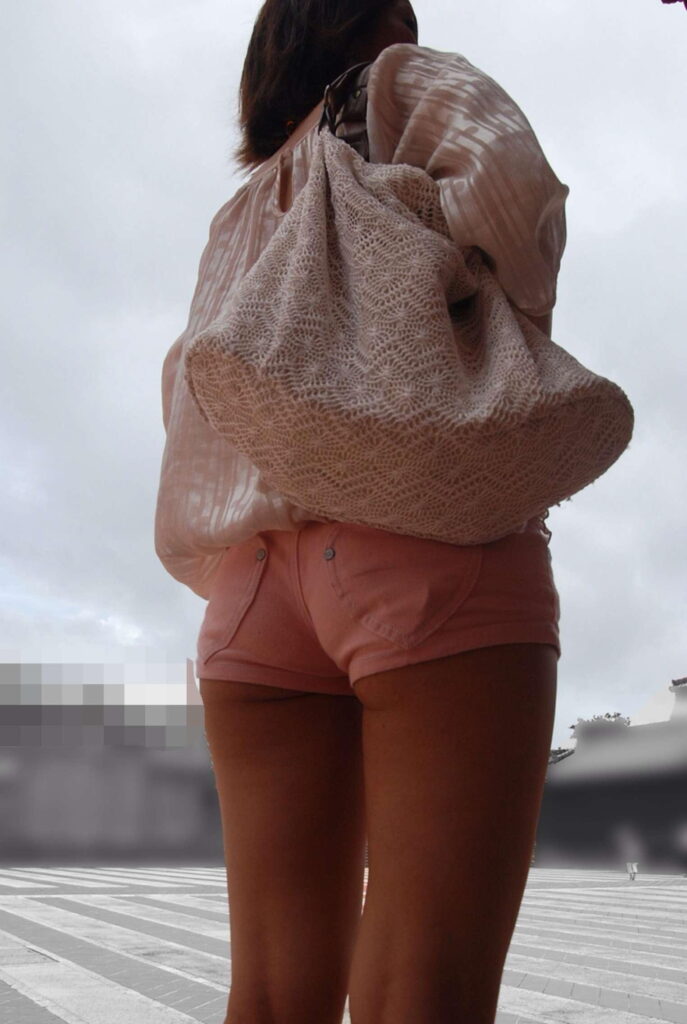 ハミ尻してる素人ギャルがエロすぎる【エロ画像】（25）