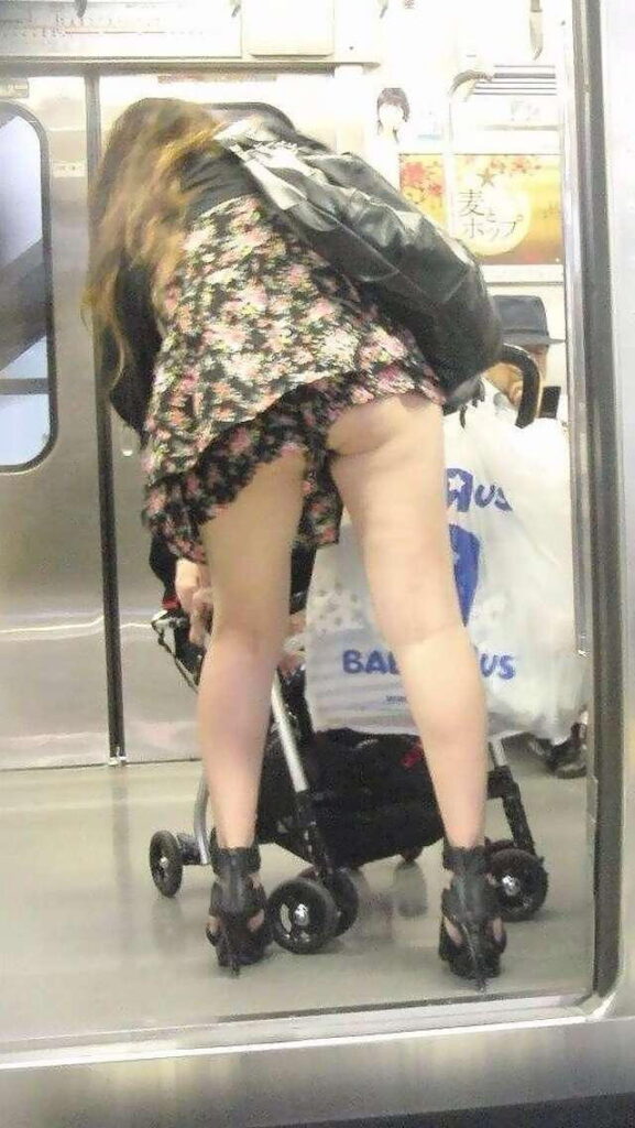 ハミ尻してる素人ギャルがエロすぎる【エロ画像】（53）