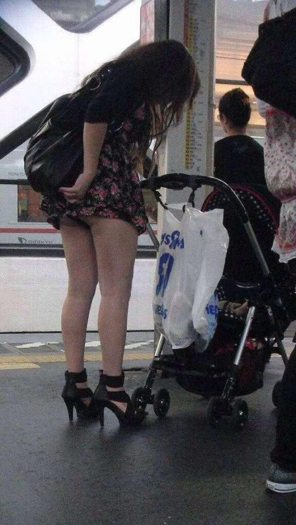 ハミ尻してる素人ギャルがエロすぎる【エロ画像】（54）