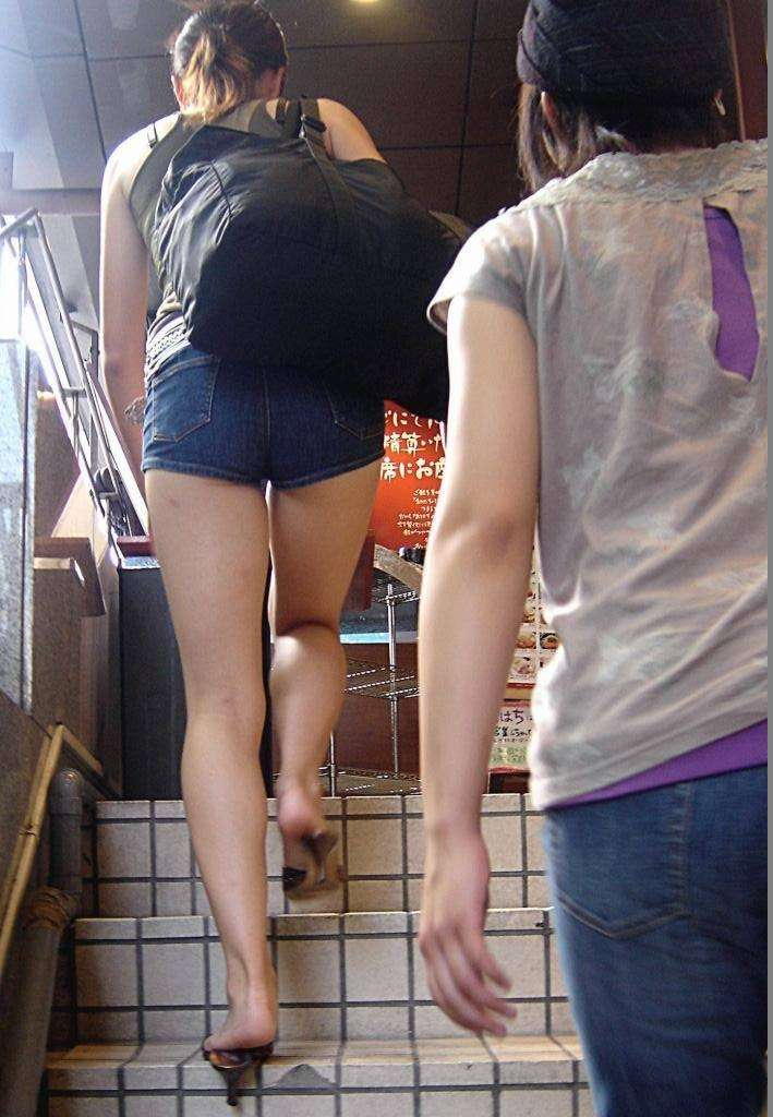 ハミ尻してる素人ギャルがエロすぎる【エロ画像】（2）