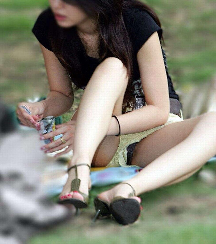 素人ギャルのパンチラ・半ケツ盗撮エロ画像（23）