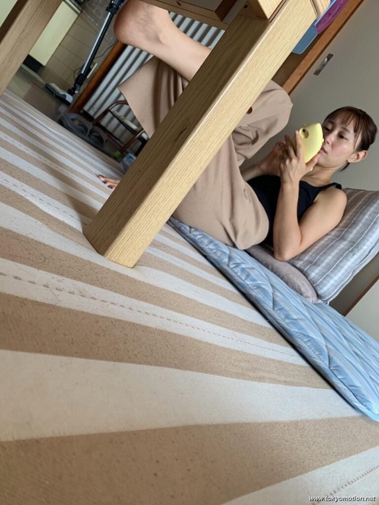 双子の美人ママさん、垂れ乳だったｗ【エロ画像】（2）