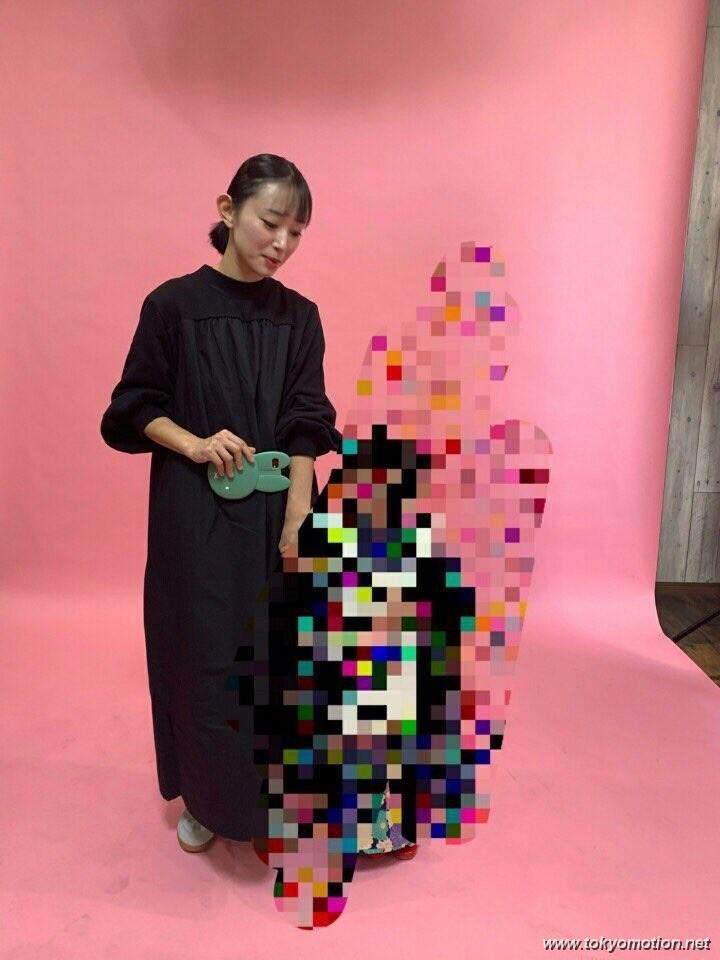 双子の美人ママさん、垂れ乳だったｗ【エロ画像】（4）