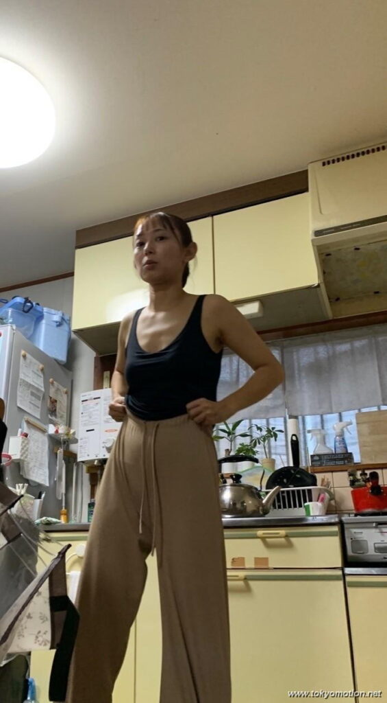 双子の美人ママさん、垂れ乳だったｗ【エロ画像】（5）