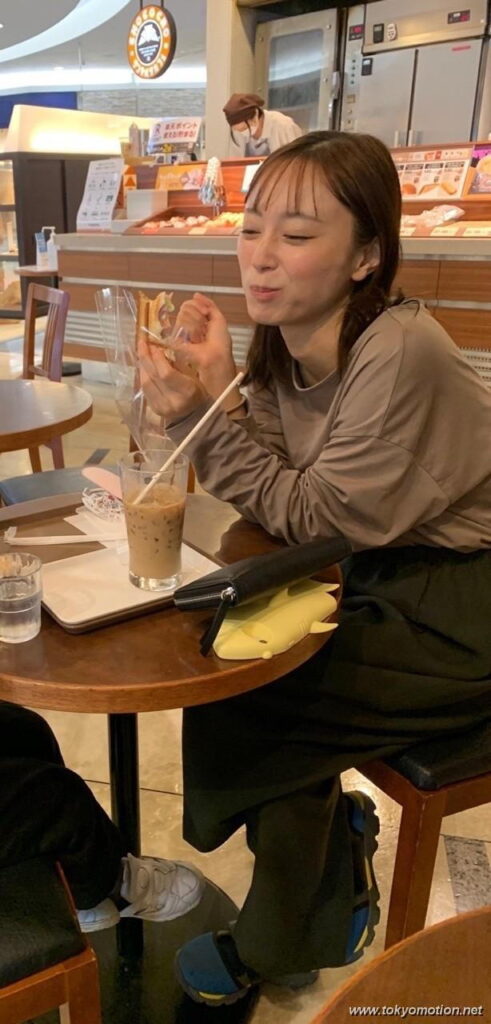 双子の美人ママさん、垂れ乳だったｗ【エロ画像】（7）