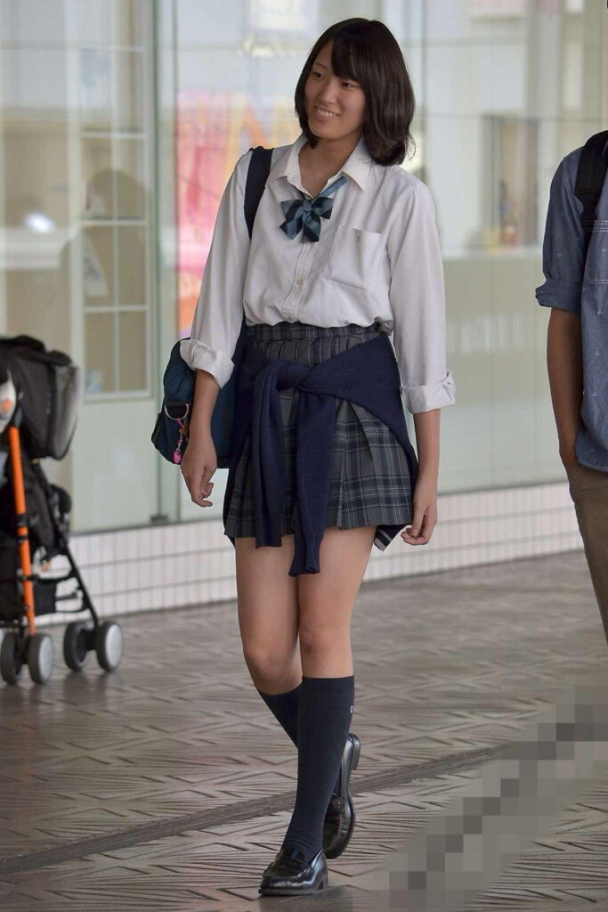 【素人】街撮り女子高生の盗撮エロ画像【顔出し】（15）
