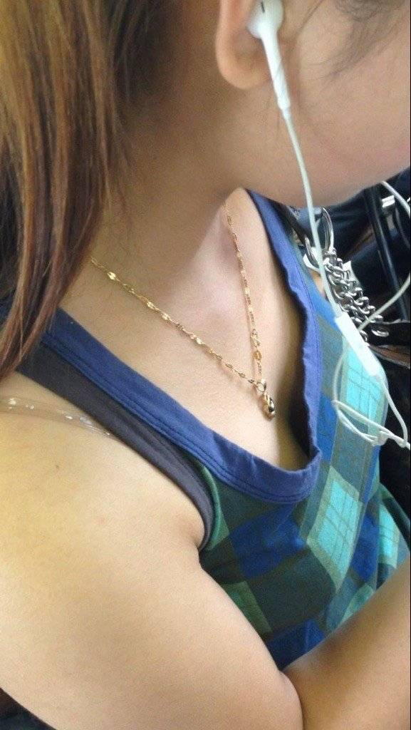 電車内で胸チラしてる素人を盗撮【エロ画像】（15）