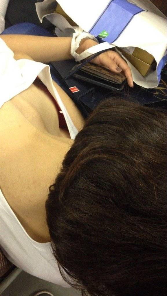 電車内で胸チラしてる素人を盗撮【エロ画像】（16）