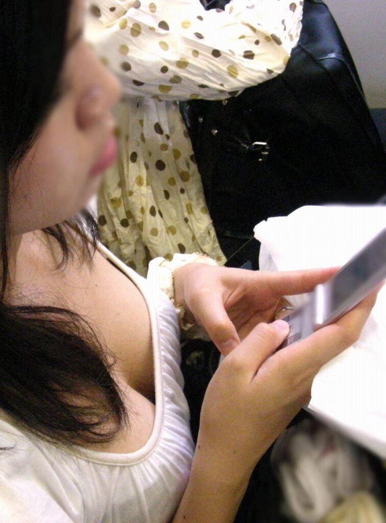 電車内で胸チラしてる素人を盗撮【エロ画像】（17）