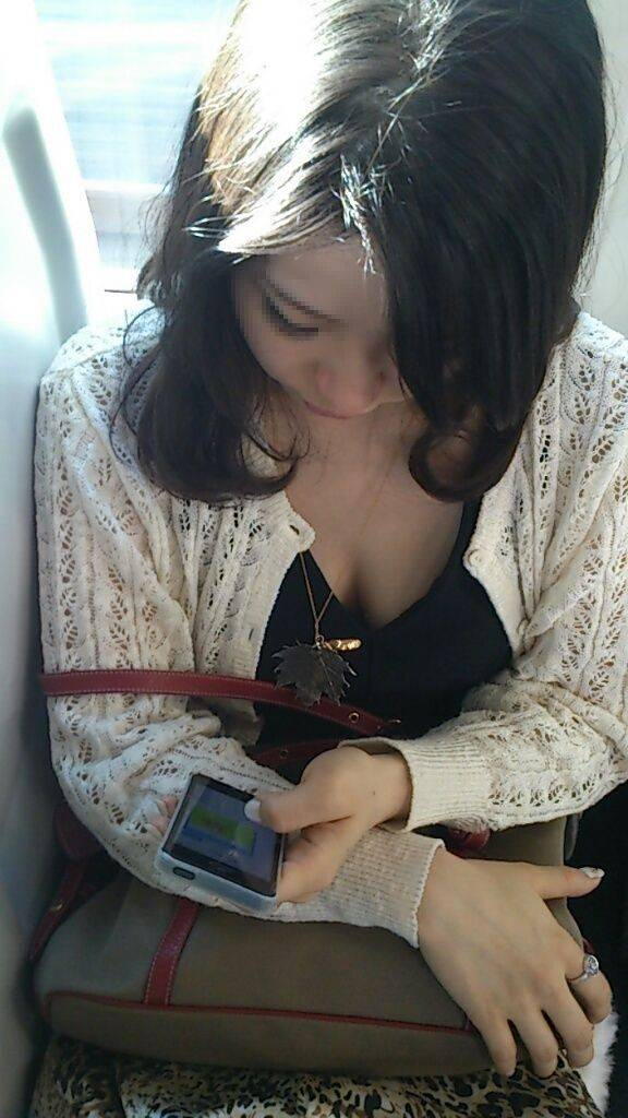 電車内で胸チラしてる素人を盗撮【エロ画像】（19）