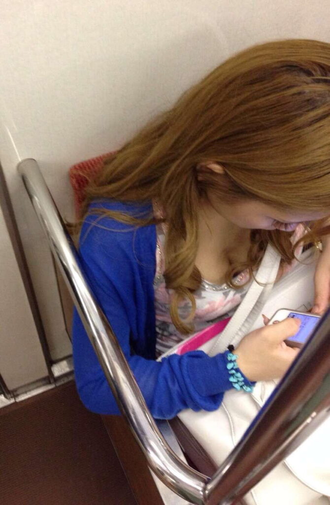 電車内で胸チラしてる素人を盗撮【エロ画像】（22）