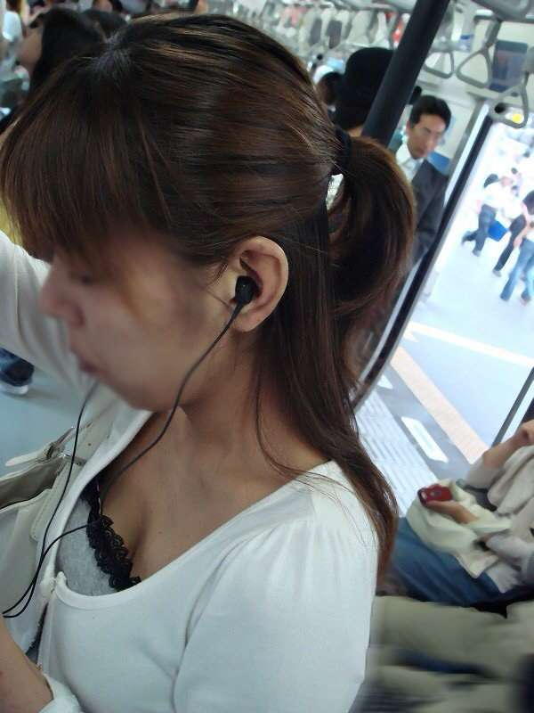 電車内で胸チラしてる素人を盗撮【エロ画像】（24）
