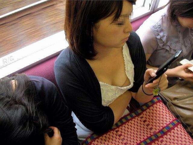 電車内で胸チラしてる素人を盗撮【エロ画像】（30）