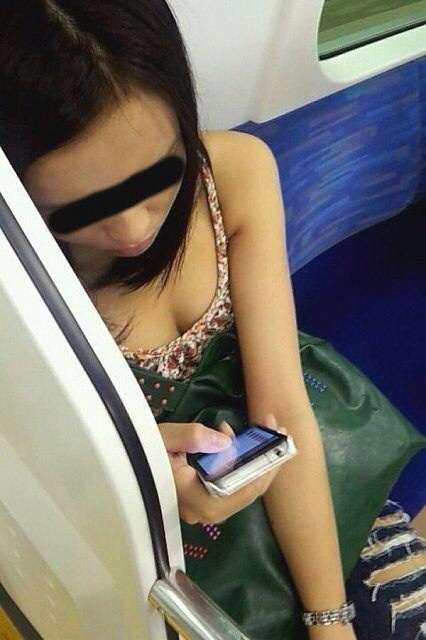 電車内で胸チラしてる素人を盗撮【エロ画像】（33）