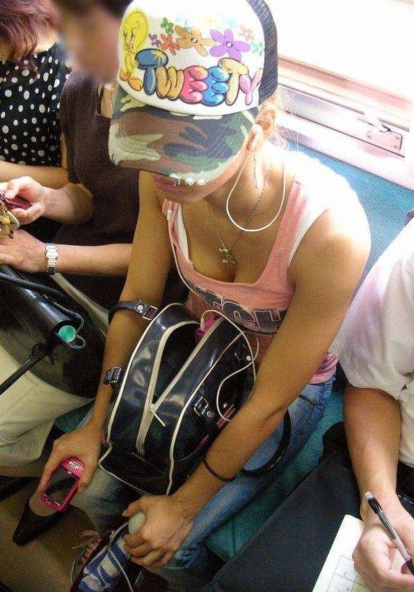 電車内で胸チラしてる素人を盗撮【エロ画像】（36）