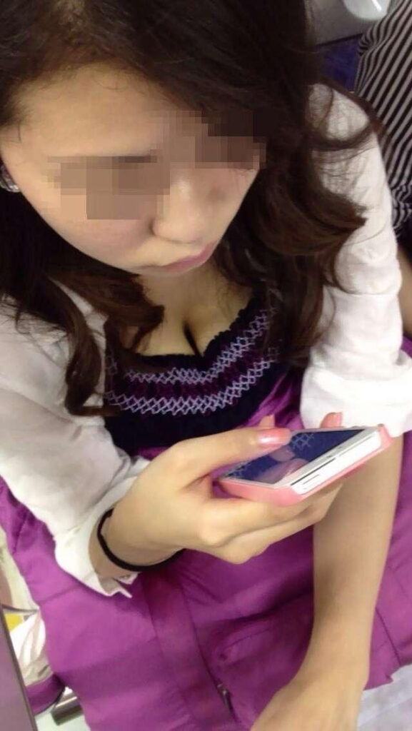 電車内で胸チラしてる素人を盗撮【エロ画像】（37）
