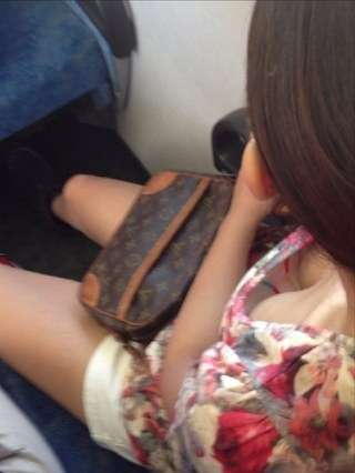 電車内で胸チラしてる素人を盗撮【エロ画像】（39）