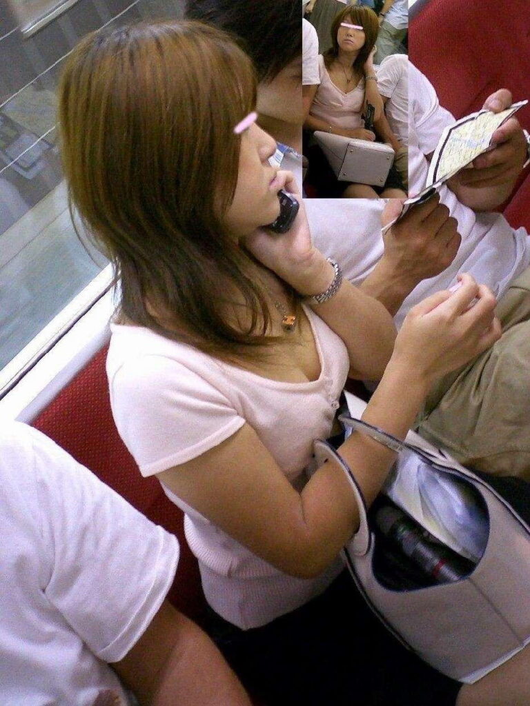 電車内で胸チラしてる素人を盗撮【エロ画像】（40）