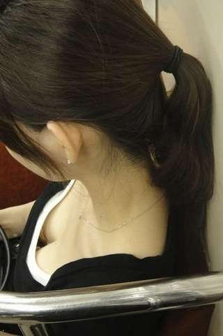 電車内で胸チラしてる素人を盗撮【エロ画像】（41）