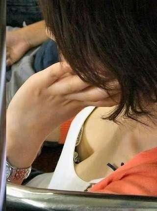 電車内で胸チラしてる素人を盗撮【エロ画像】（42）