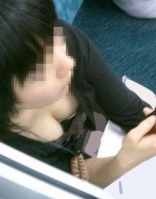 電車内で胸チラしてる素人を盗撮【エロ画像】（43）