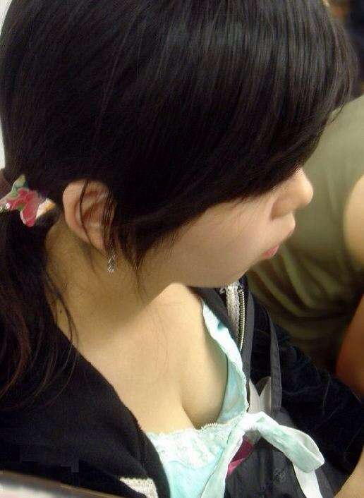 電車内で胸チラしてる素人を盗撮【エロ画像】（44）