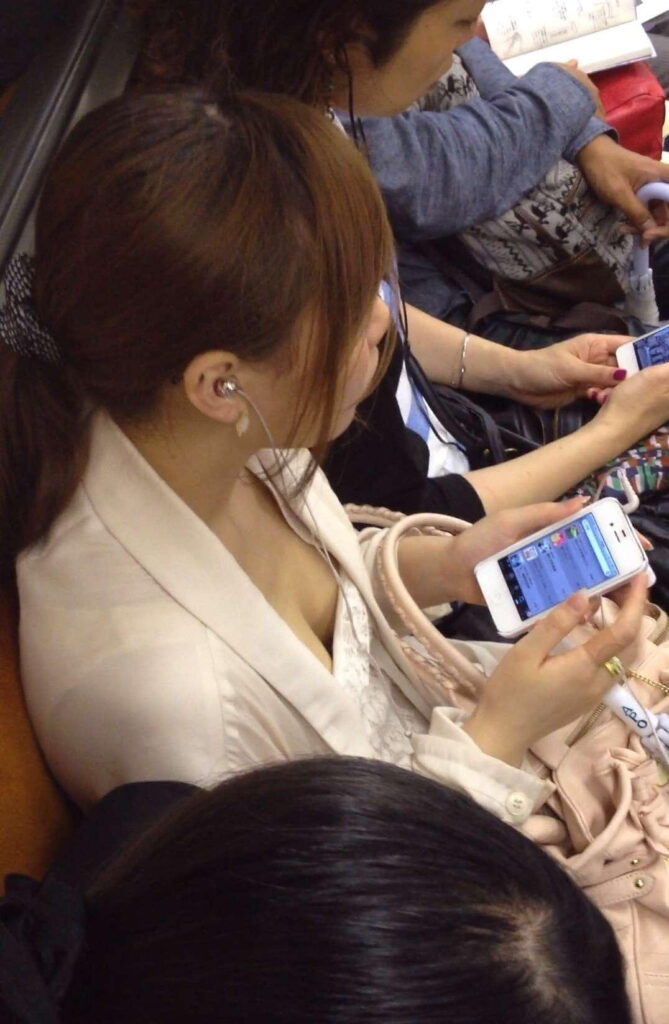 電車内で胸チラしてる素人を盗撮【エロ画像】（45）