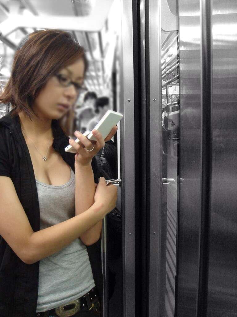 電車内で胸チラしてる素人を盗撮【エロ画像】（49）