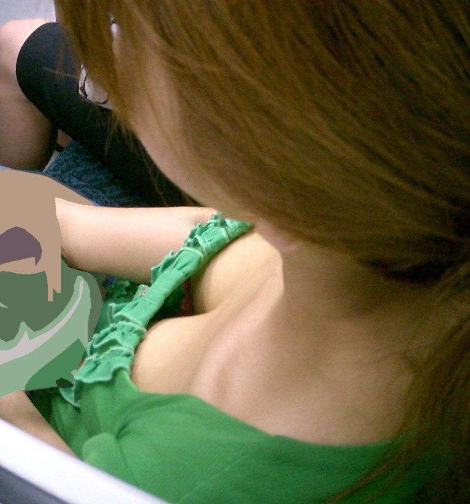 電車内で胸チラしてる素人を盗撮【エロ画像】（6）