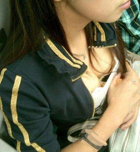 電車内で胸チラしてる素人を盗撮【エロ画像】（1）